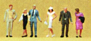 Preiser Pedestrians -- Passers-By    (590-79047) 1