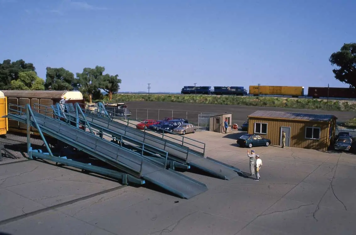 Walthers Automobile Transloading Terminal -- Kit  (933-4144) 1