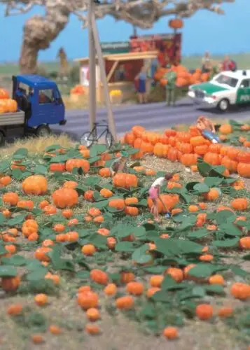 Walthers Pumpkin Patch -- Kit - 80 Pumpkins (Assorted Sizes) & Eight Vines  (949-1115) 1