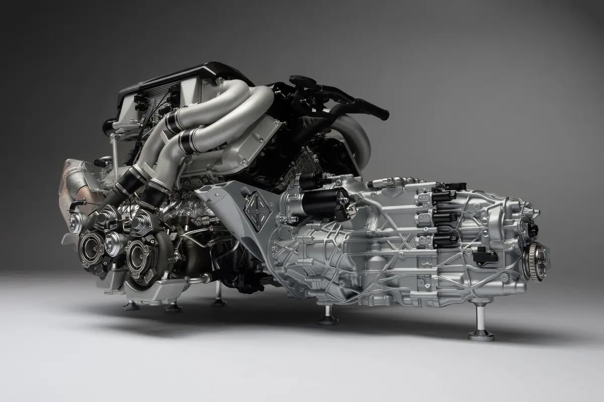 Bugatti Chiron 8.0L W16 Engine And Gearbox (2016) 1