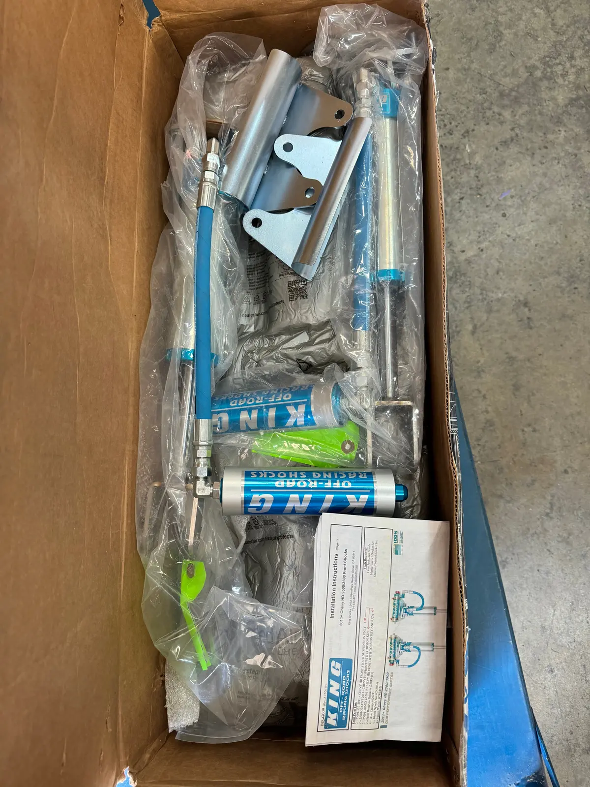 [Open Box] King Oem Performance Series Chevy 2500 11+ Front 2.5 Remote Reservoir Shock 1